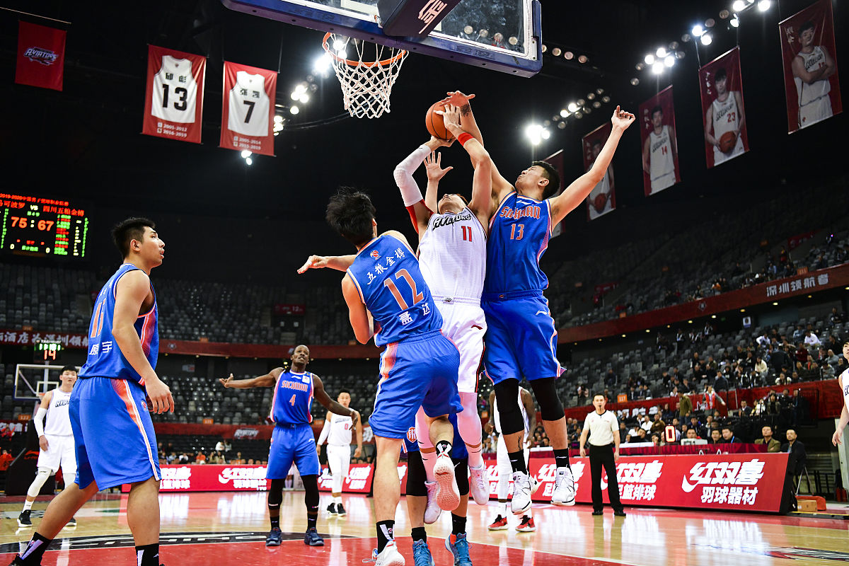 bet365平台 - 西亚卡姆回归赛场，赛事规则更新首场状态亮眼，尤文图斯观众沸腾！